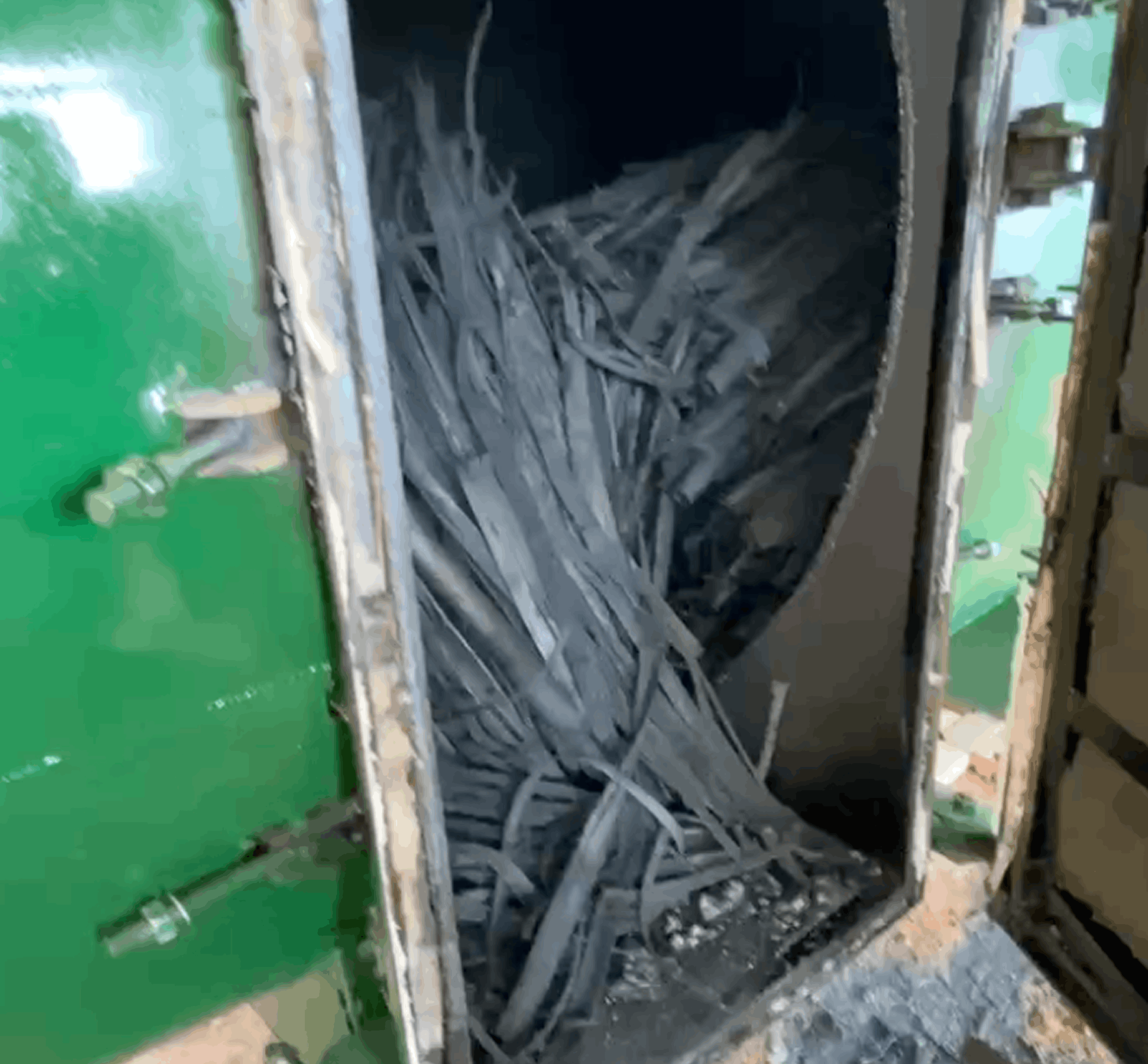 Hệ thống biochar đang carbon hóa tre sinh khối